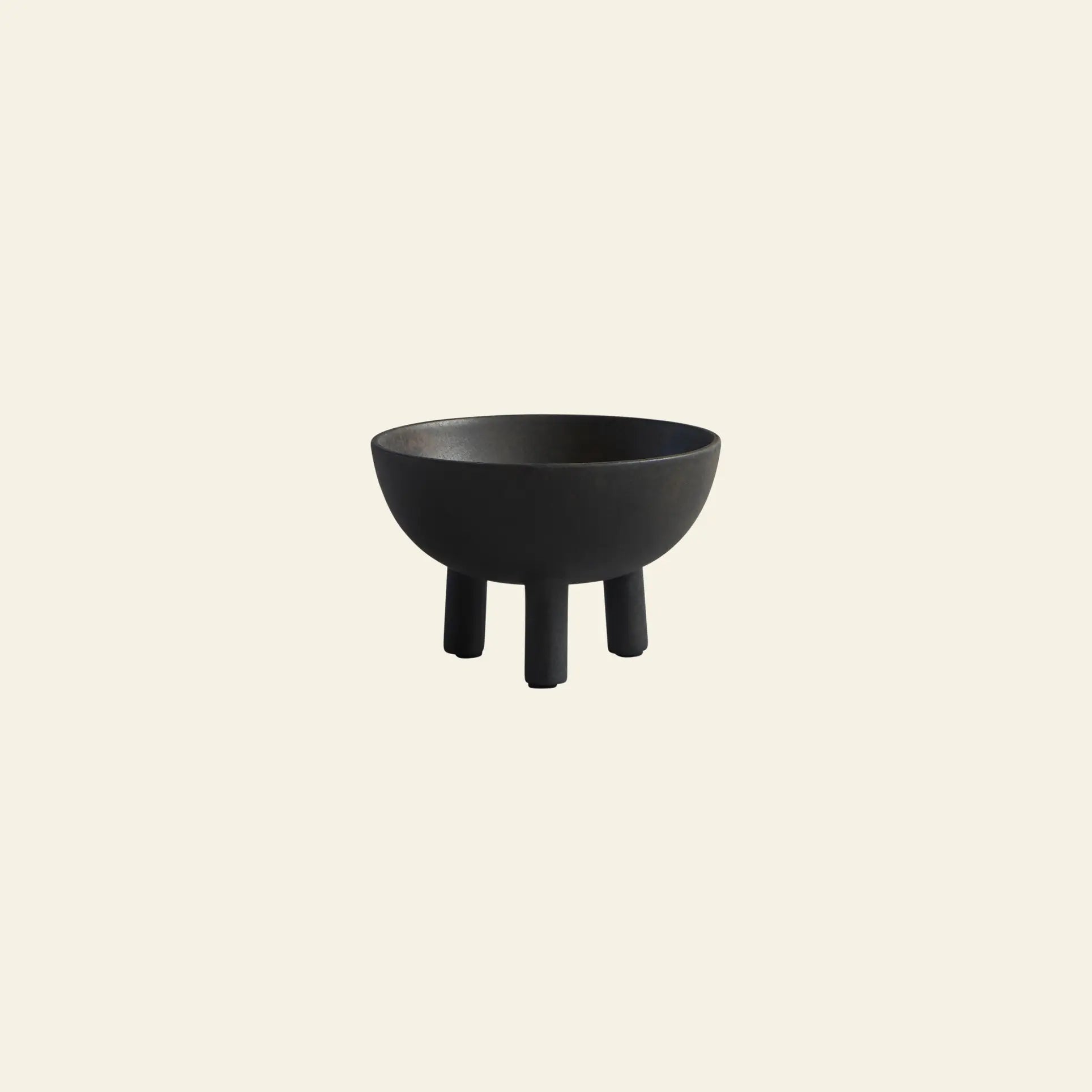 The 101 Copenhagen Duck Bowl, Big is a black ceramic bowl with legs, featuring Scandinavian-inspired aesthetics.
