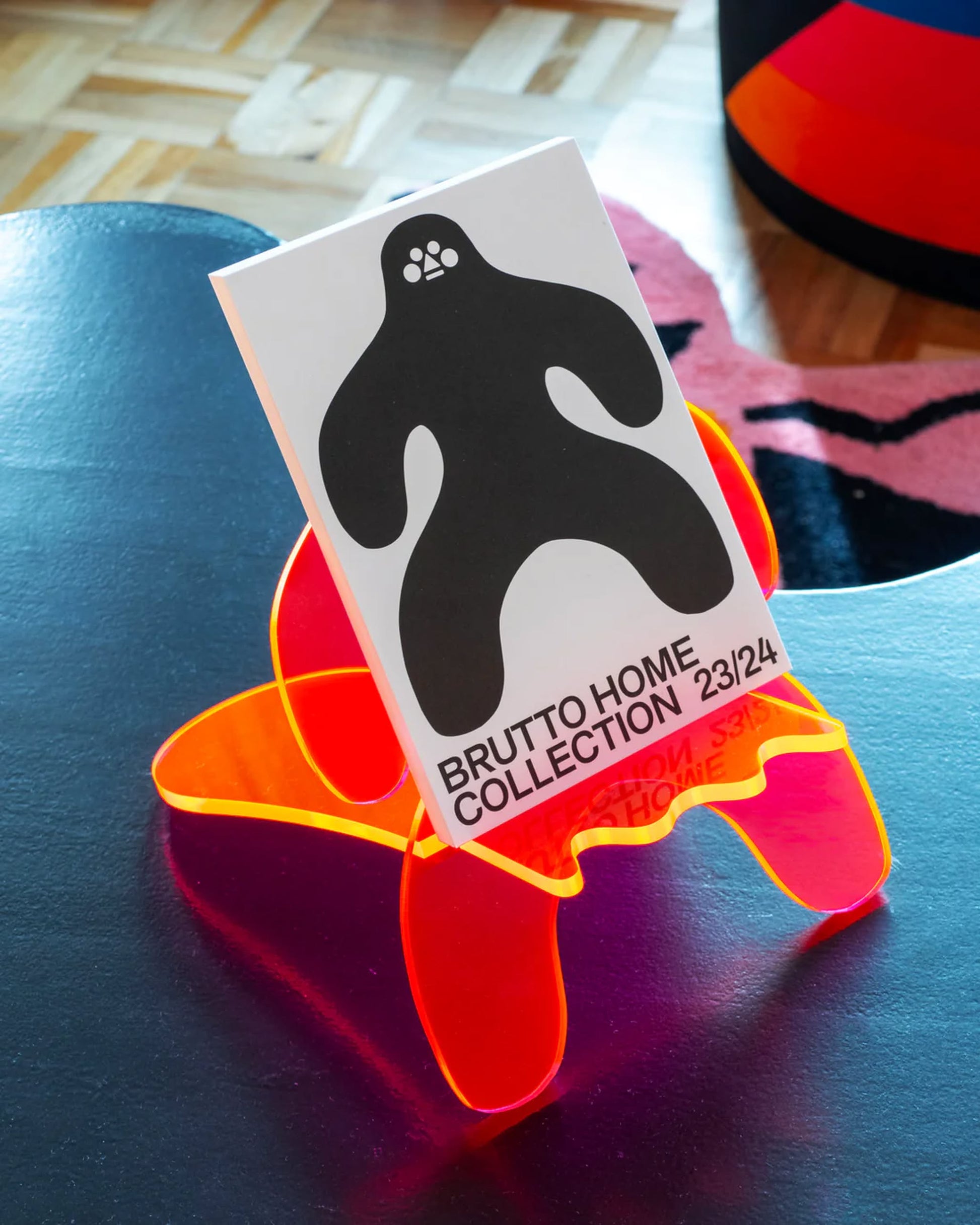Brutto Studio Omino Bookstand Medium Fluorescent Pink