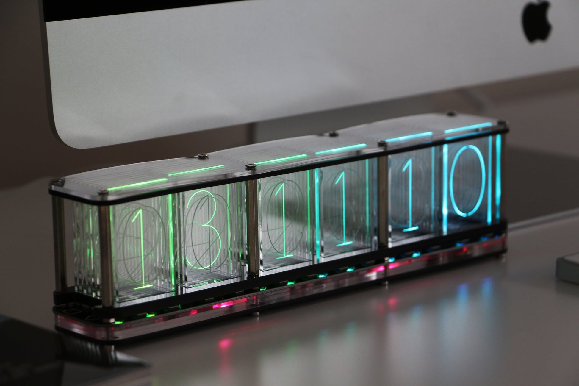 DETAIL RGB Tube Clock Multi