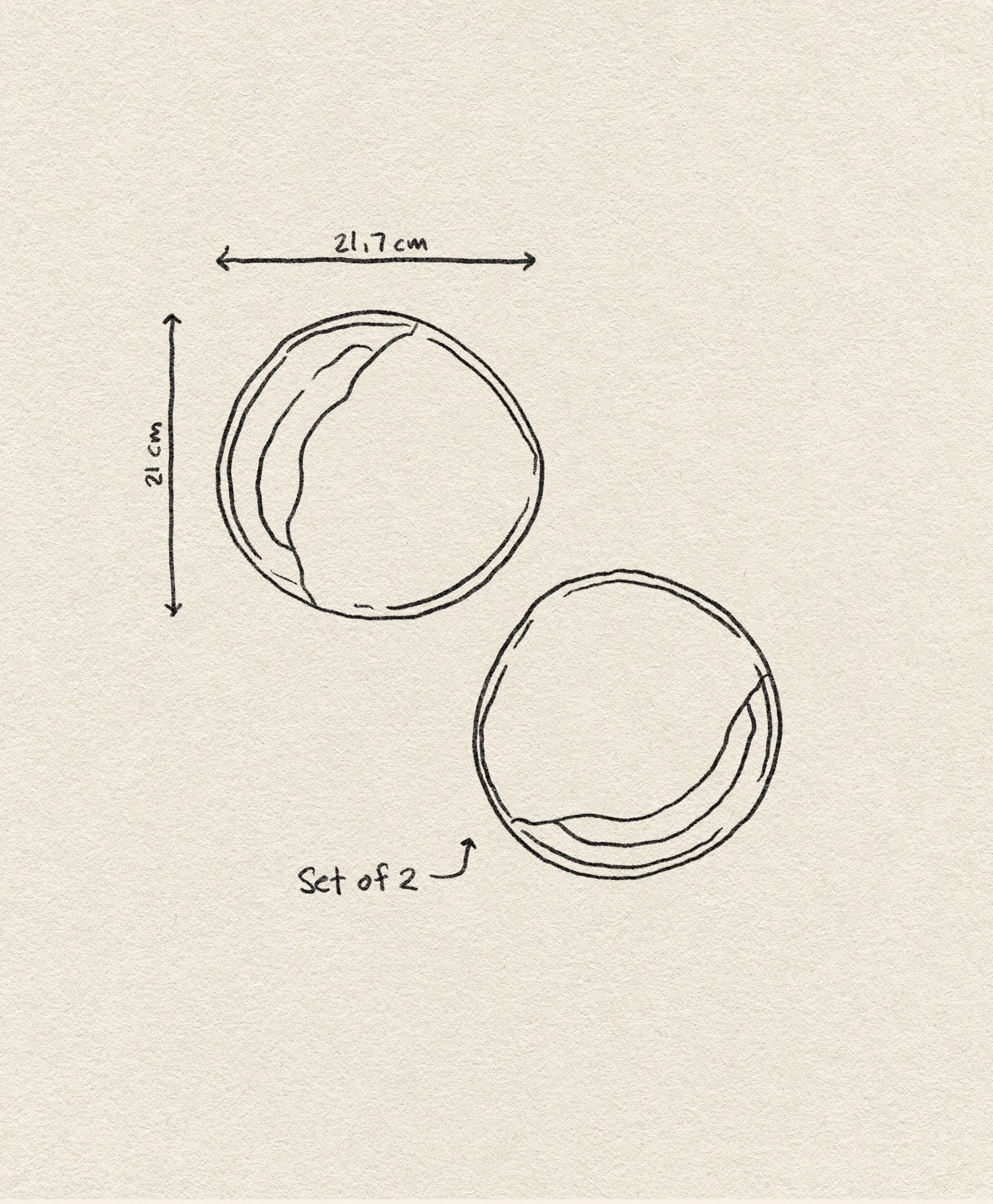 A simple line drawing of two HKliving 70s Ceramics Curry Bowls (set of 2), each approx. 21.7 cm wide and 21 cm tall, appears on a textured beige background with arrows marking their size—a subtle vintage touch.