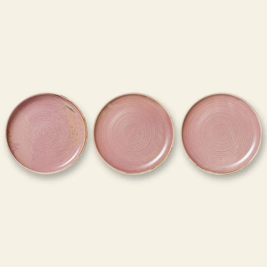 Three round, pink HKliving Chef Ceramics: Dinner Plates with subtle circular patterns are arranged side by side on a light beige background, showcasing these HKliving tableware essentials.