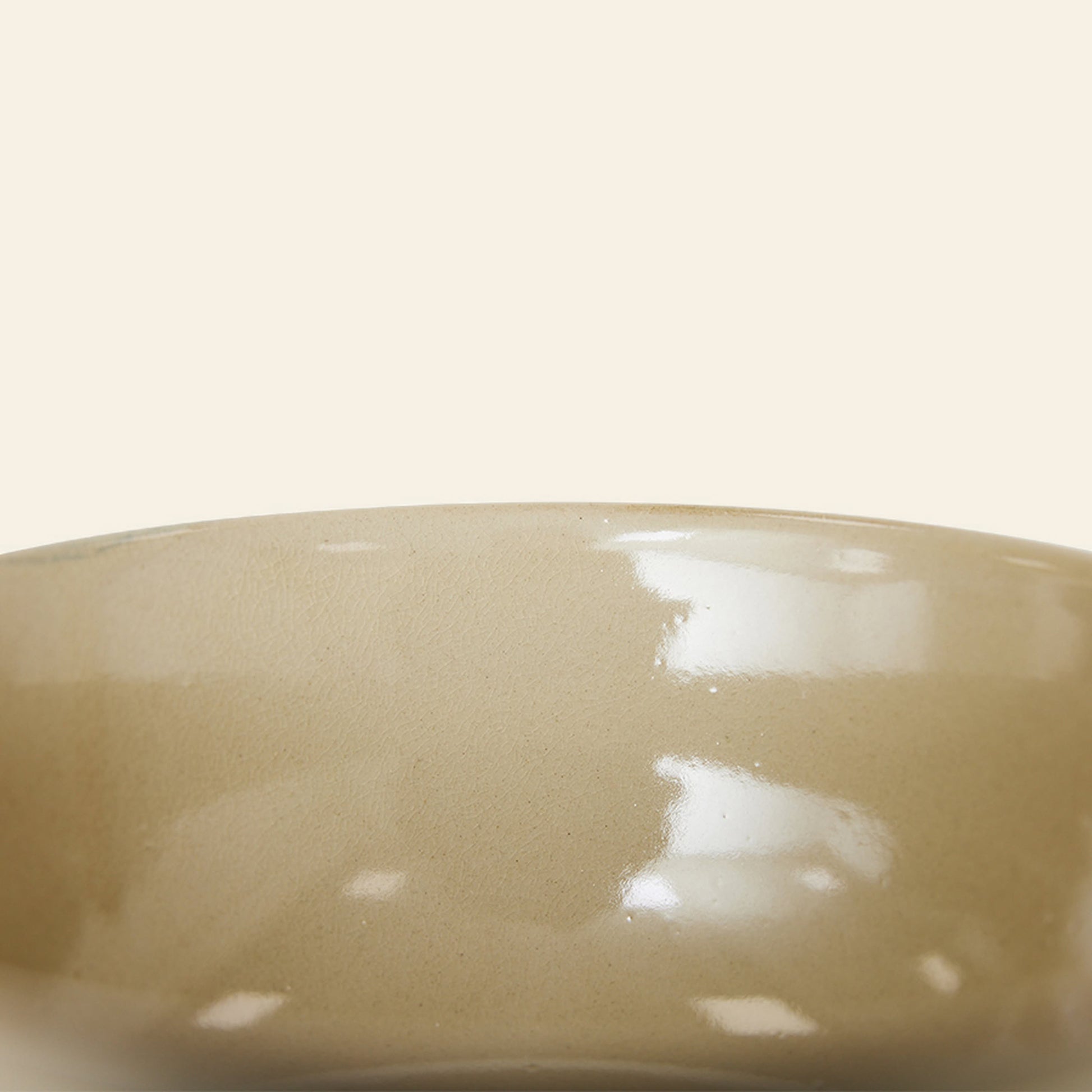 Close-up of the rim of a glossy, light beige HKliving Kyoto Ceramics Japanese Noodle Bowl, hand-finished and set against a plain off-white background. Part of the HKliving Kyoto Ceramics Set of 4.