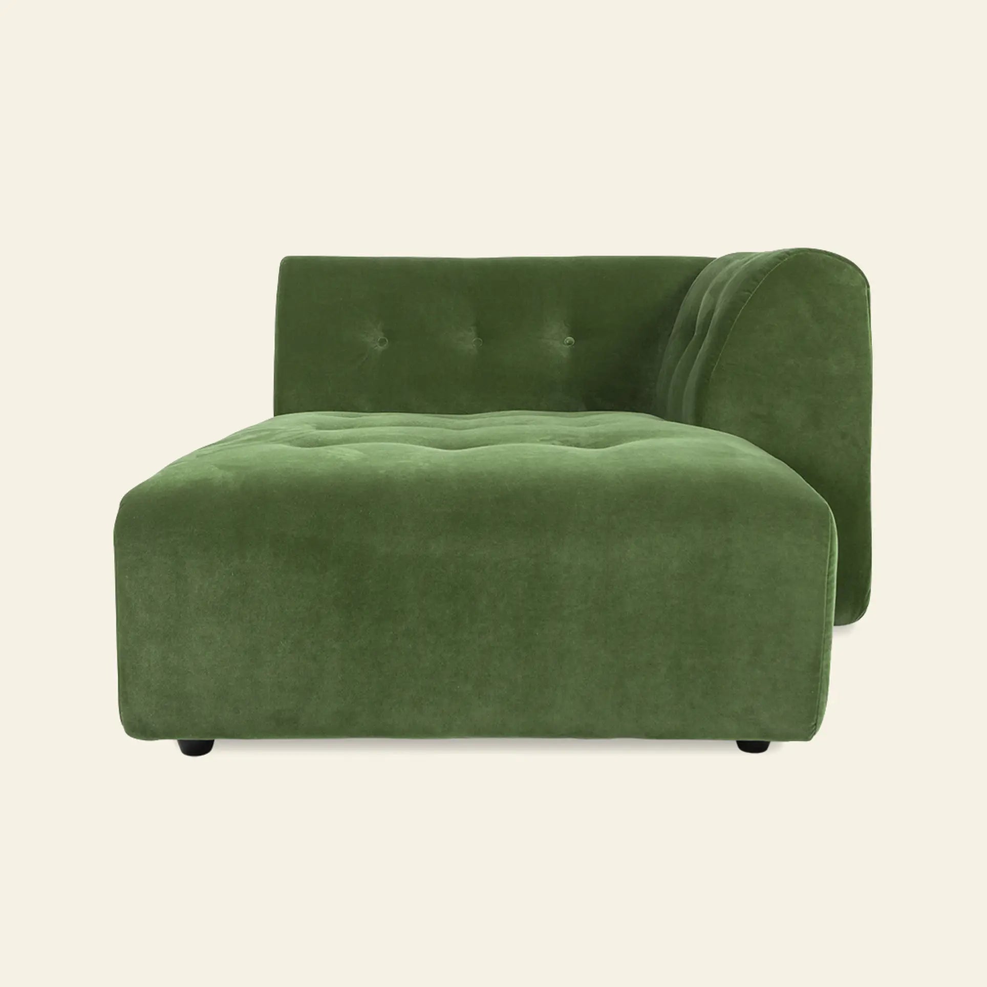 The HKliving Vint Couch, Right Divan by HKliving is a modern green velvet chaise lounge with tufted seat and backrest, featuring adaptable components, shown from the front against a plain light background.