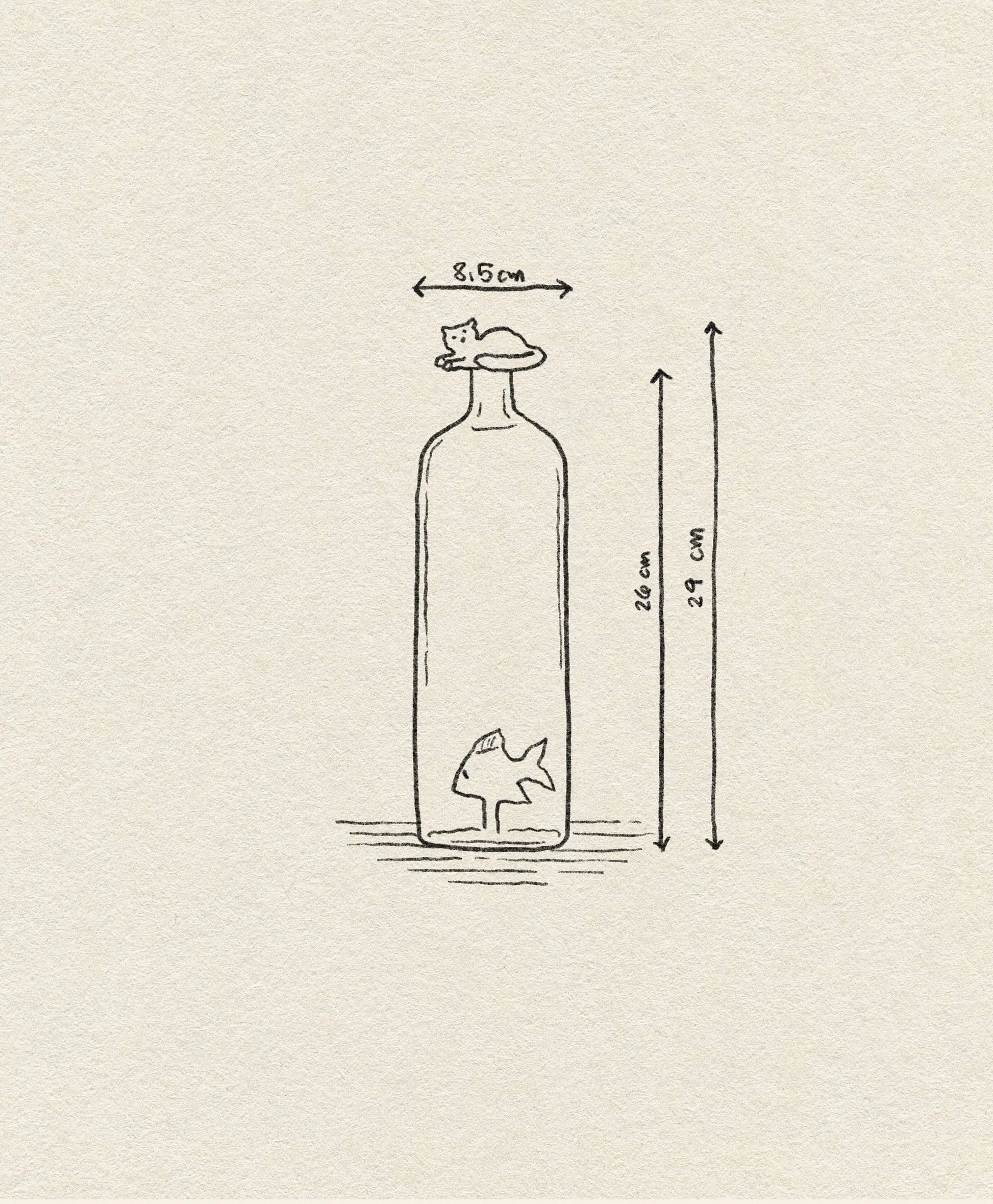 A simple sketch shows the Ichendorf Milano Tabby Cat Bottle by Ichendorf Milano, a handcrafted glass bottle with a fish-shaped stopper and fish inside, measuring 29 cm high and 8.5 cm wide, with labeled dimensions beside it.