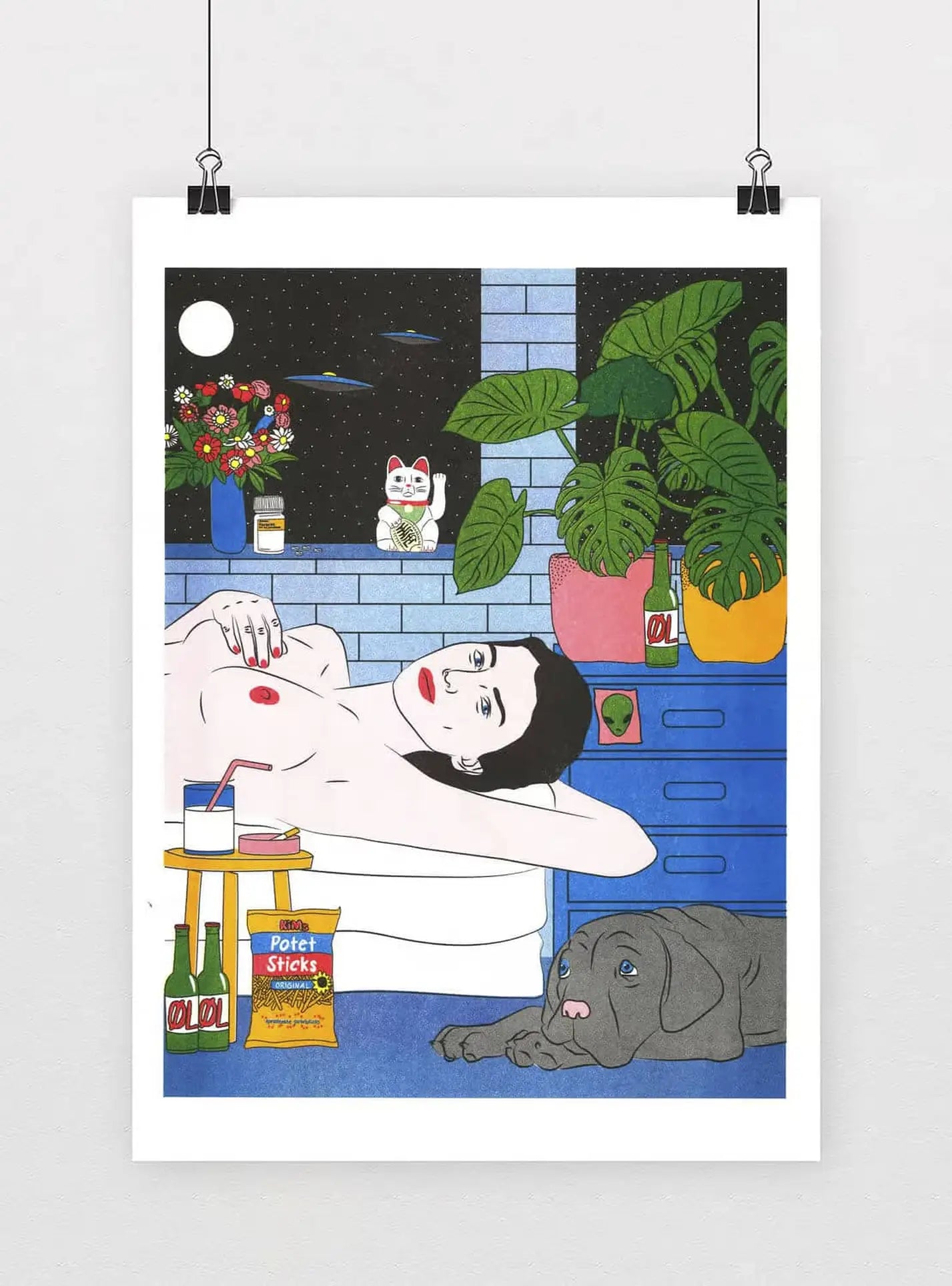 KIBLIND Ateliers Take Me Home by Kine Andersen depicts a person relaxing in a bathtub under a night sky, with a dog nearby, surrounded by plants, snacks, drinks, and a lucky cat on a blue cabinet.