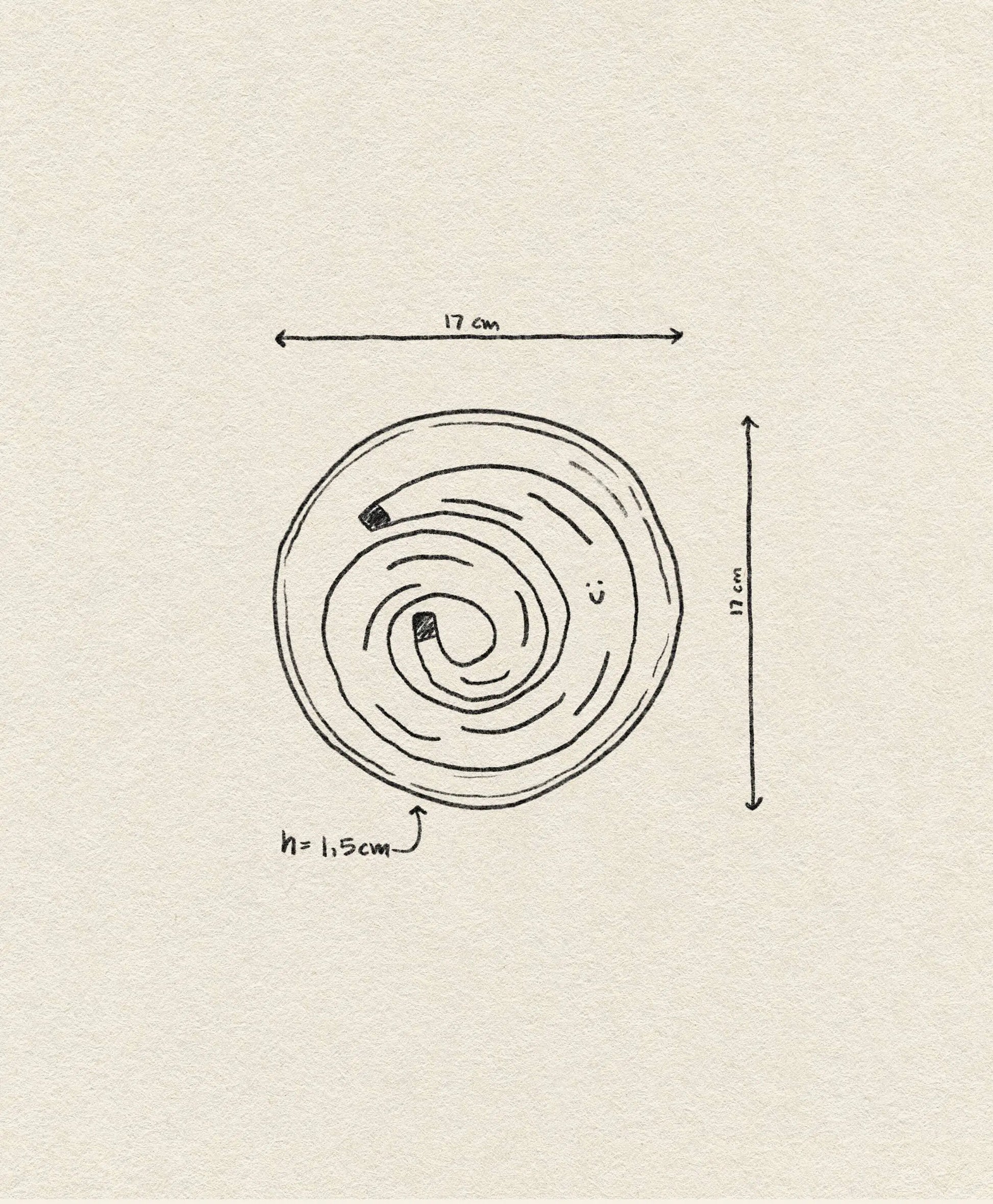 Hand-drawn sketch of the Wobbly Studio Happy Things Plate - Banane, a round plate with spiral patterns, measuring 17 cm in width and length, 1.5 cm in height. Measurement arrows on textured paper evoke the playful charm of Wobbly Studio.