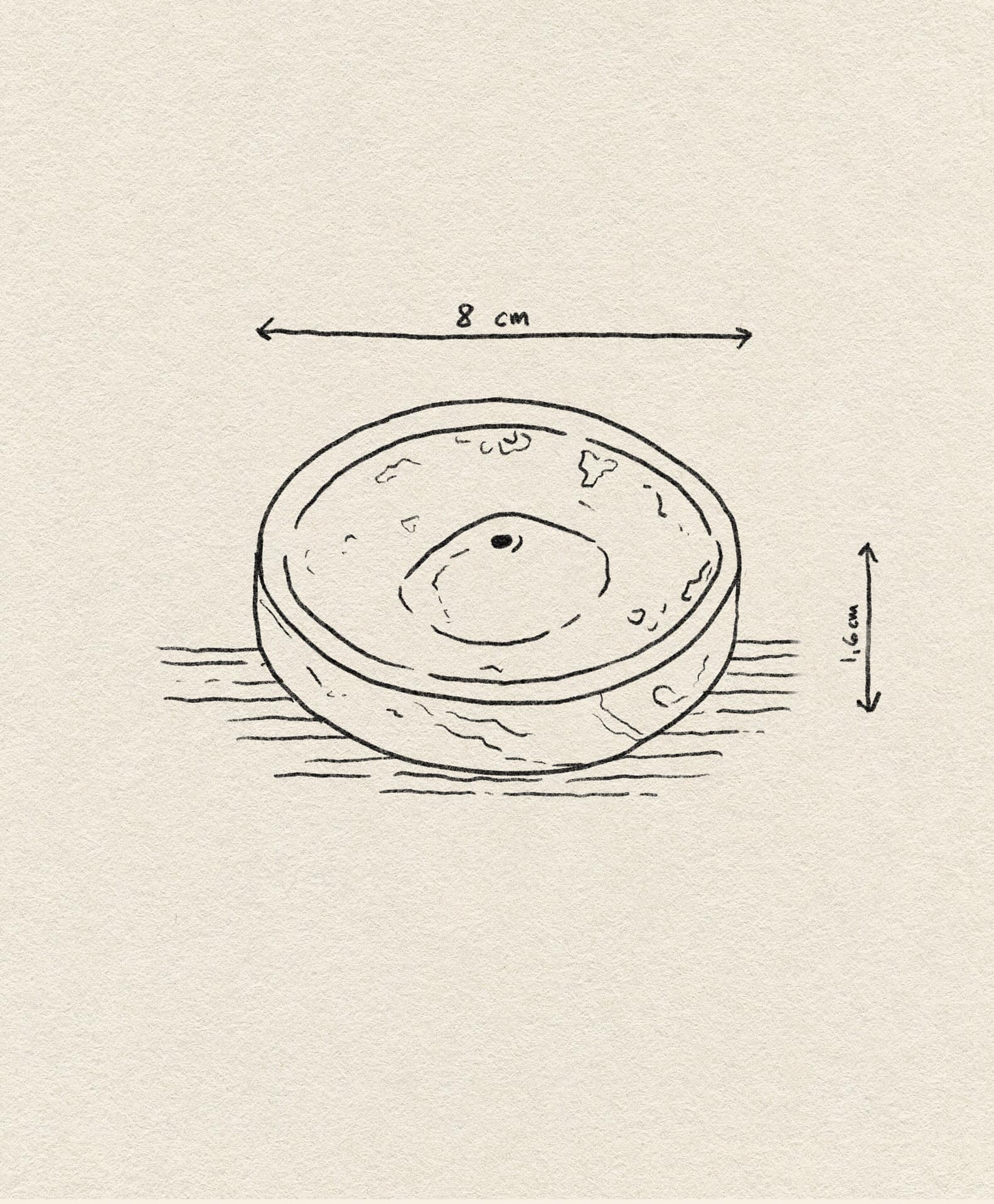 A simple line drawing of the stillgoods Ebb Incense Holder by stillgoods, with an 8 cm diameter and 4 cm height, shown on a textured background. Arrows with measurements highlight the holders size.