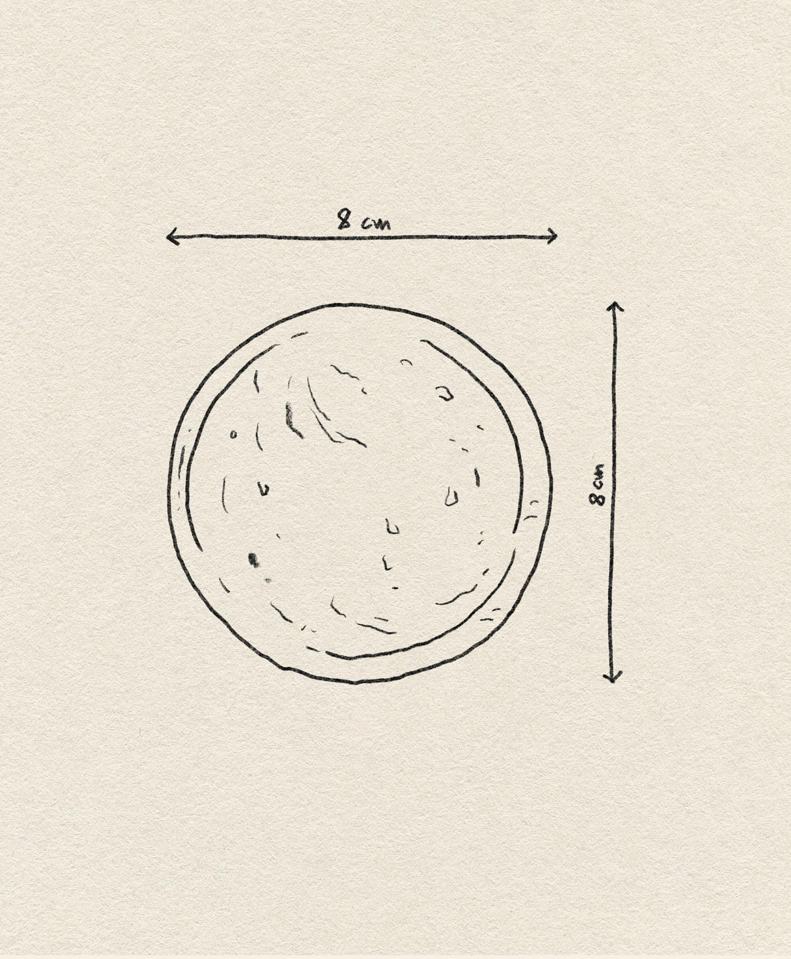 A hand-drawn diagram of the stillgoods Luna Dish, an 8 cm diameter circle shown with horizontal and vertical arrows labeled 8 cm, appears on a beige textured background.