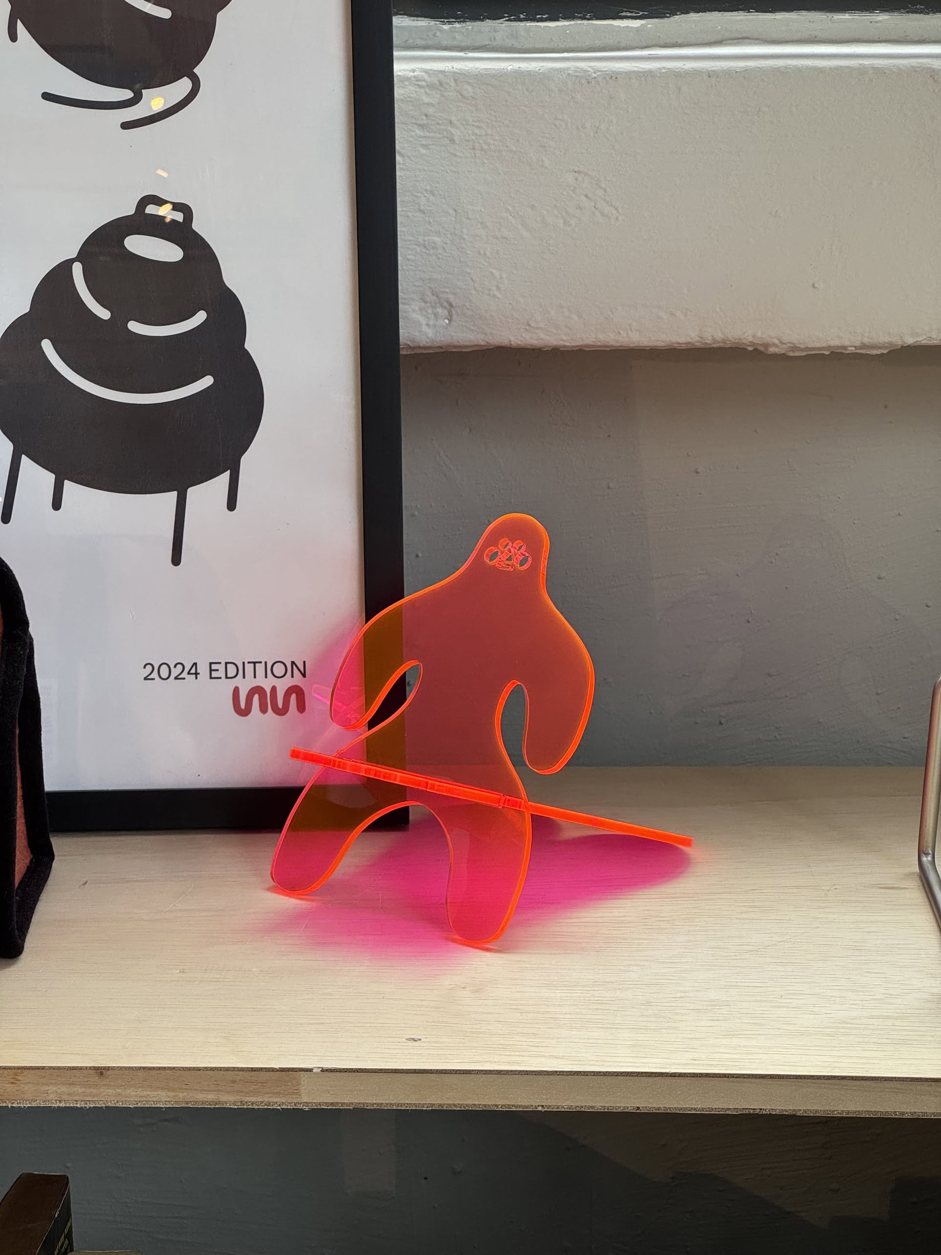 Brutto Studio Omino Bookstand Medium - Fluorescent Pink