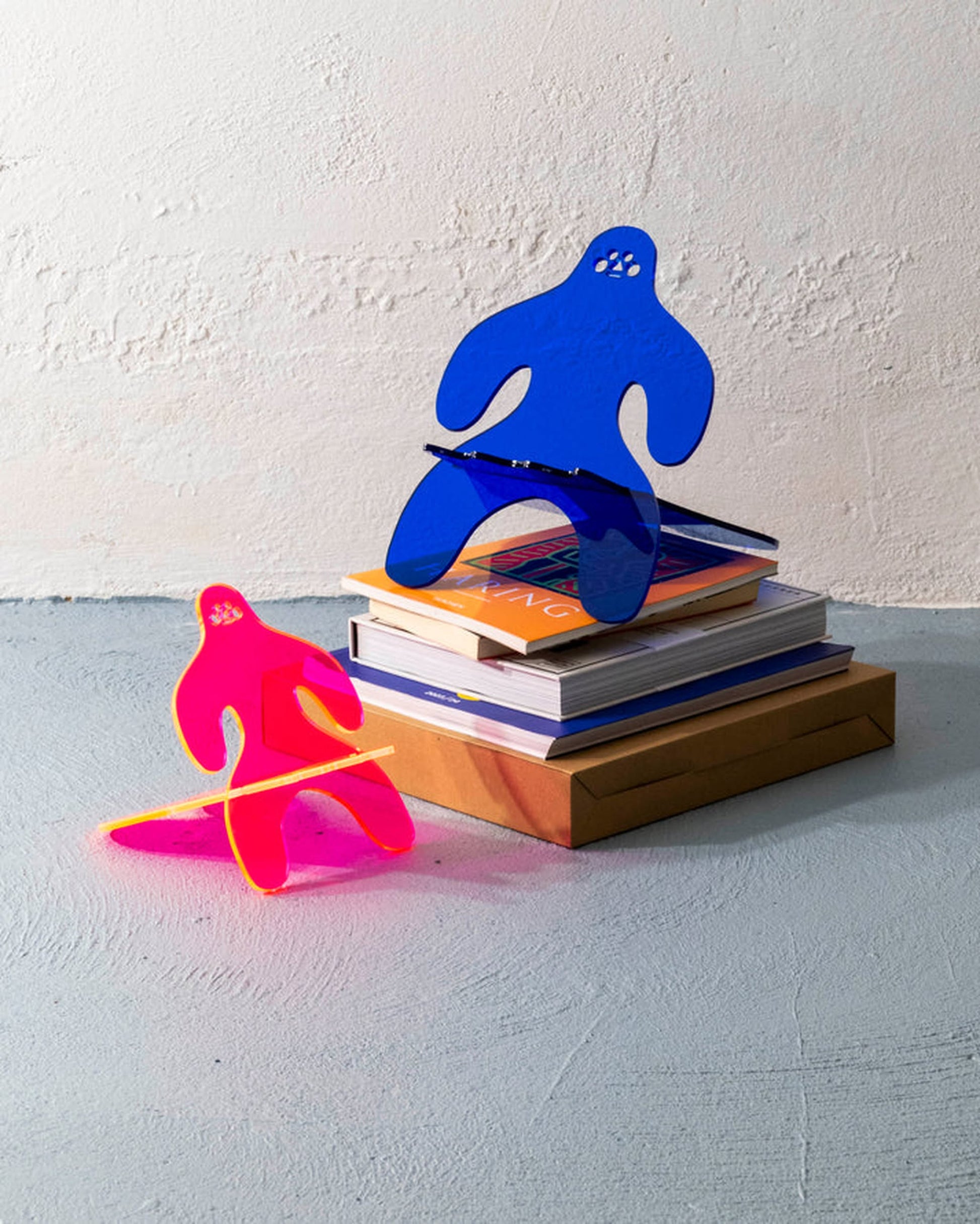 Brutto Studio Omino Bookstand Medium Fluorescent Pink