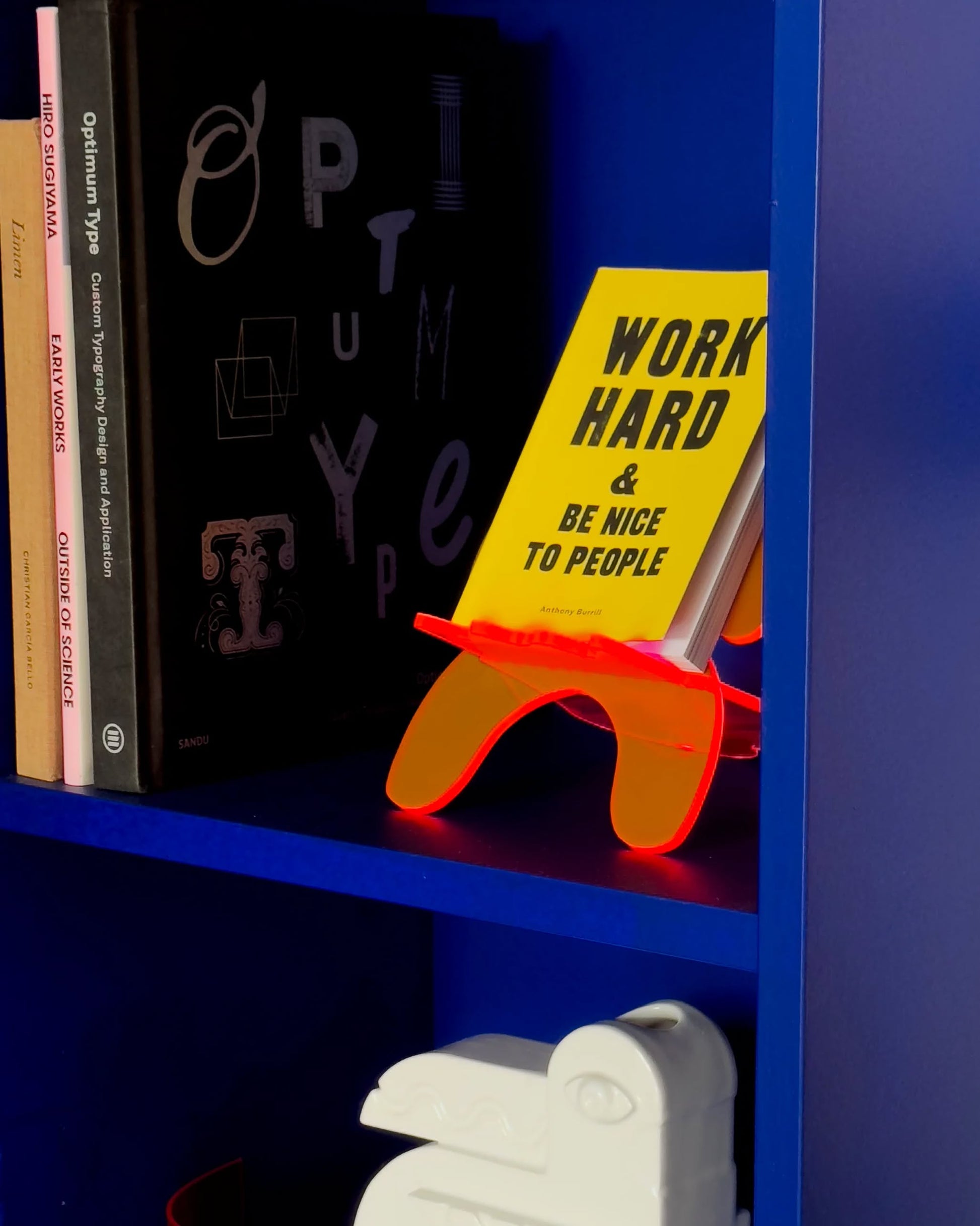Brutto Studio Omino Bookstand Medium Fluorescent Pink