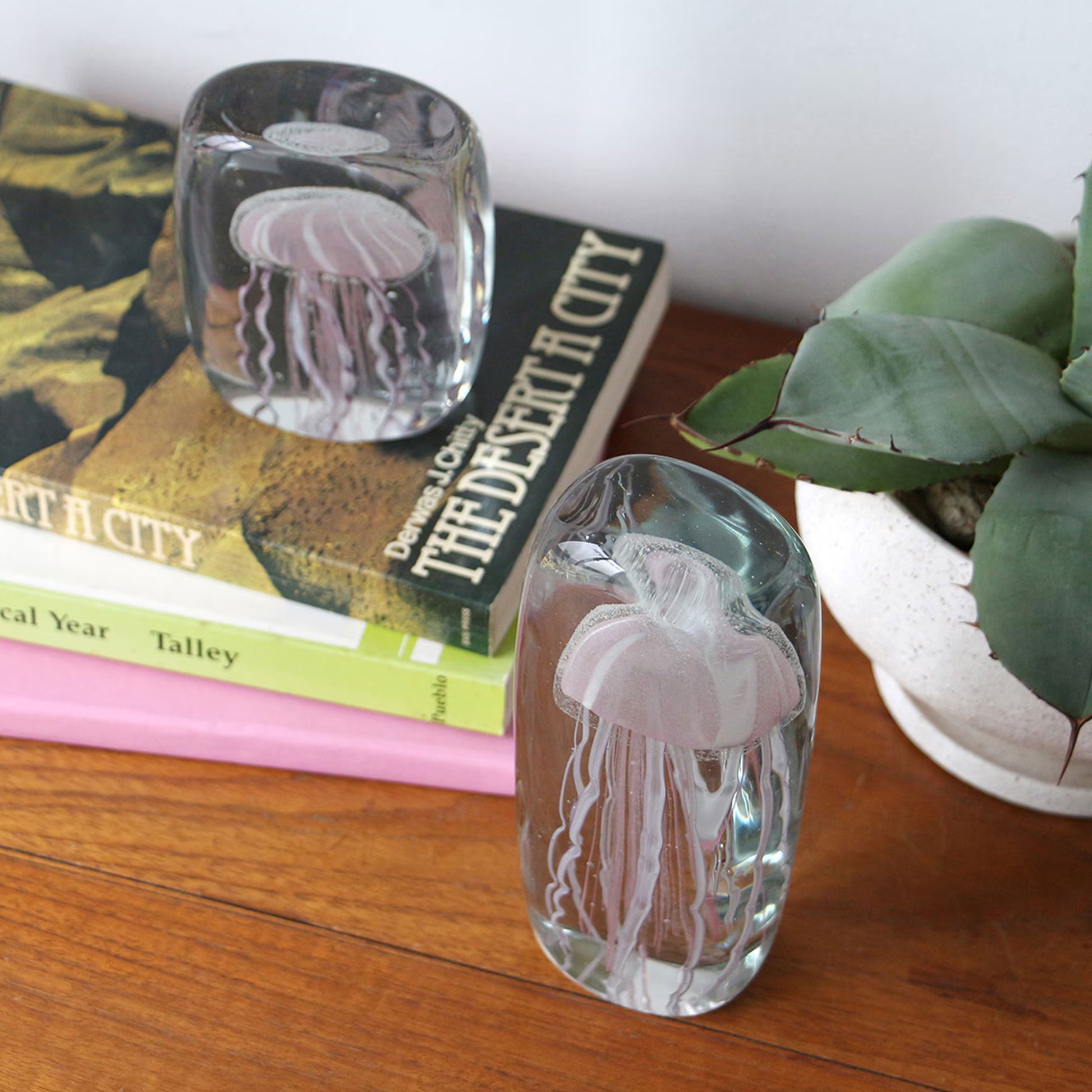 DETAIL Jellyfish Twisted Leg Tall Pink