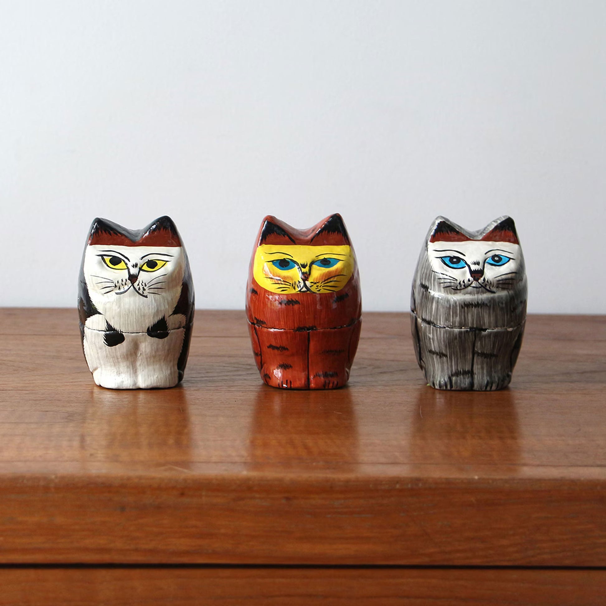 DETAIL Papier Mache Standing Cat Brown