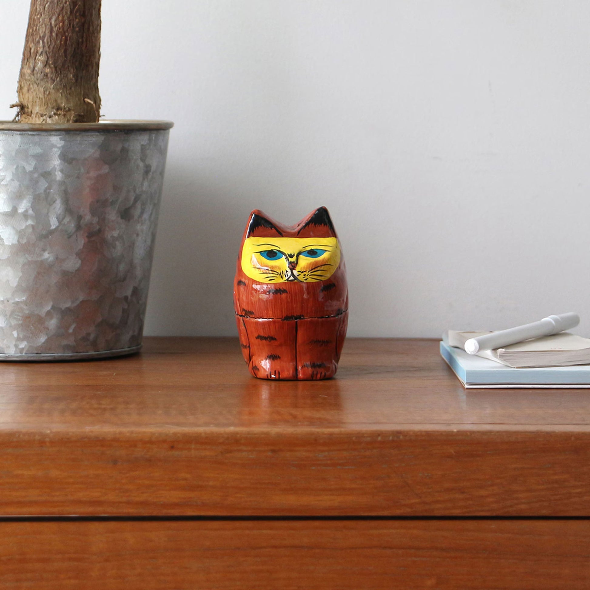 DETAIL Papier Mache Standing Cat Brown
