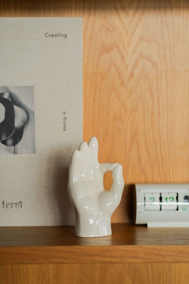 DETAIL Porcelain Hand OK
