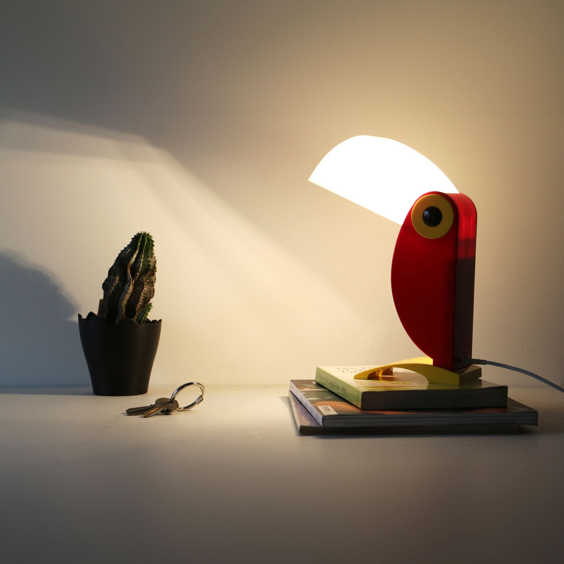 DETAIL Toucan Lamp Red