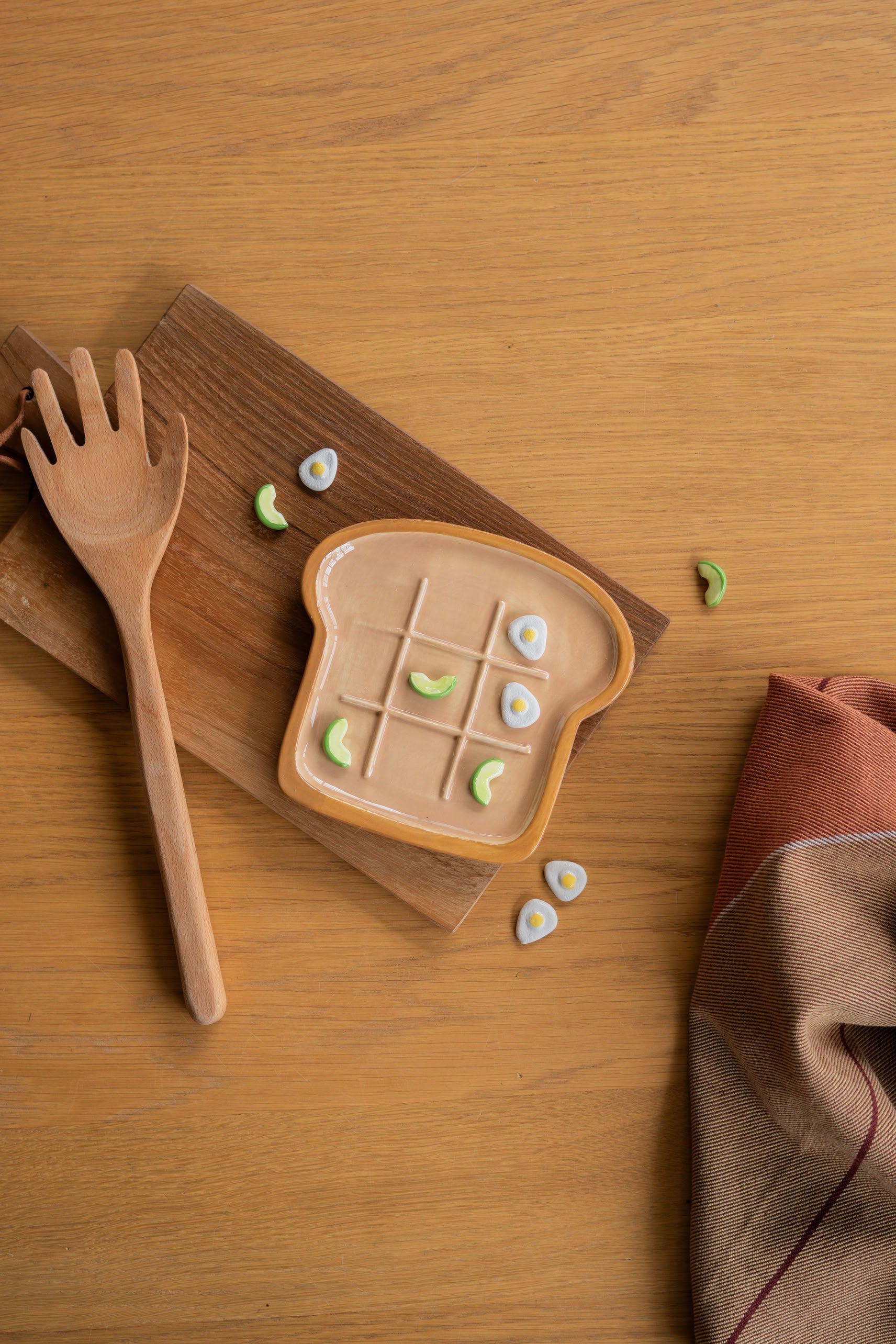 L'expressionist Avocado & Egg Tic Tac Toe