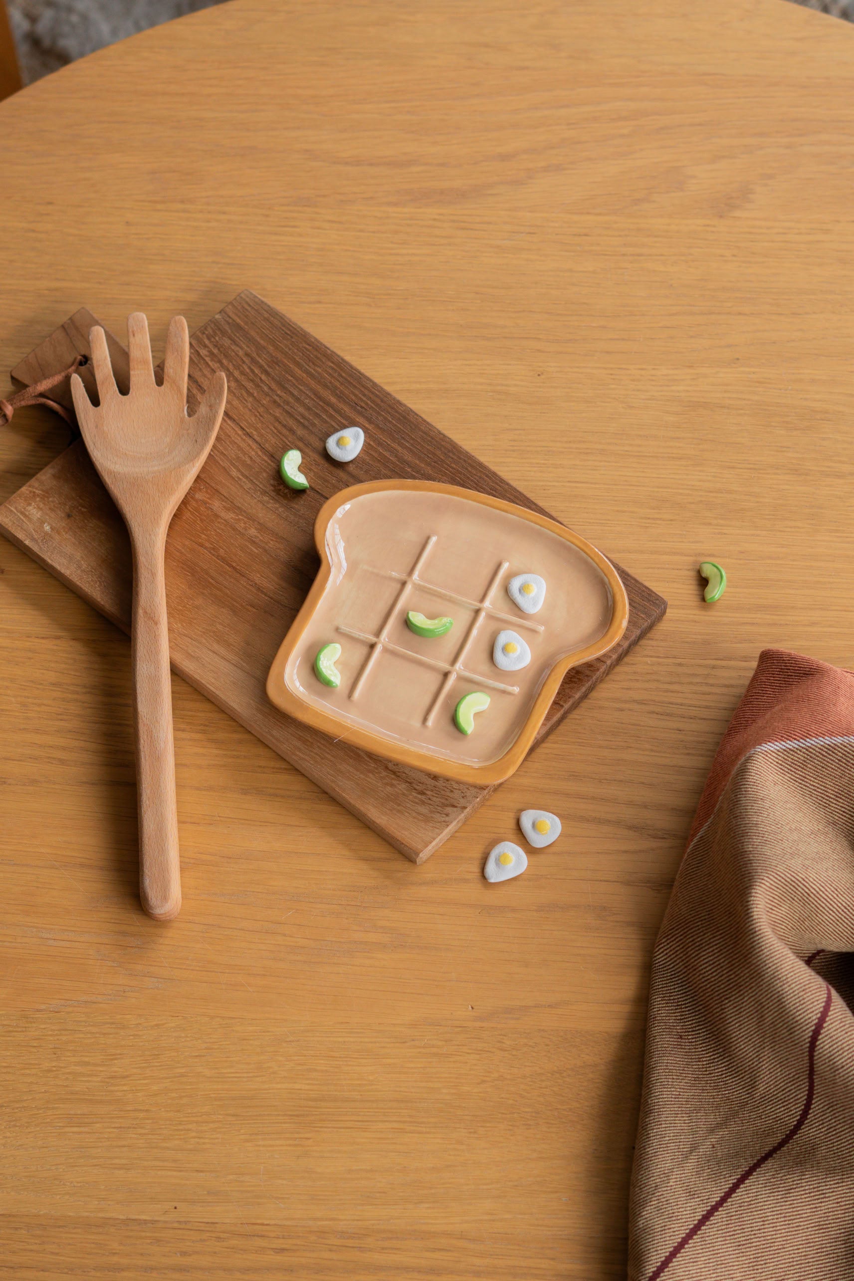L'expressionist Avocado & Egg Tic Tac Toe