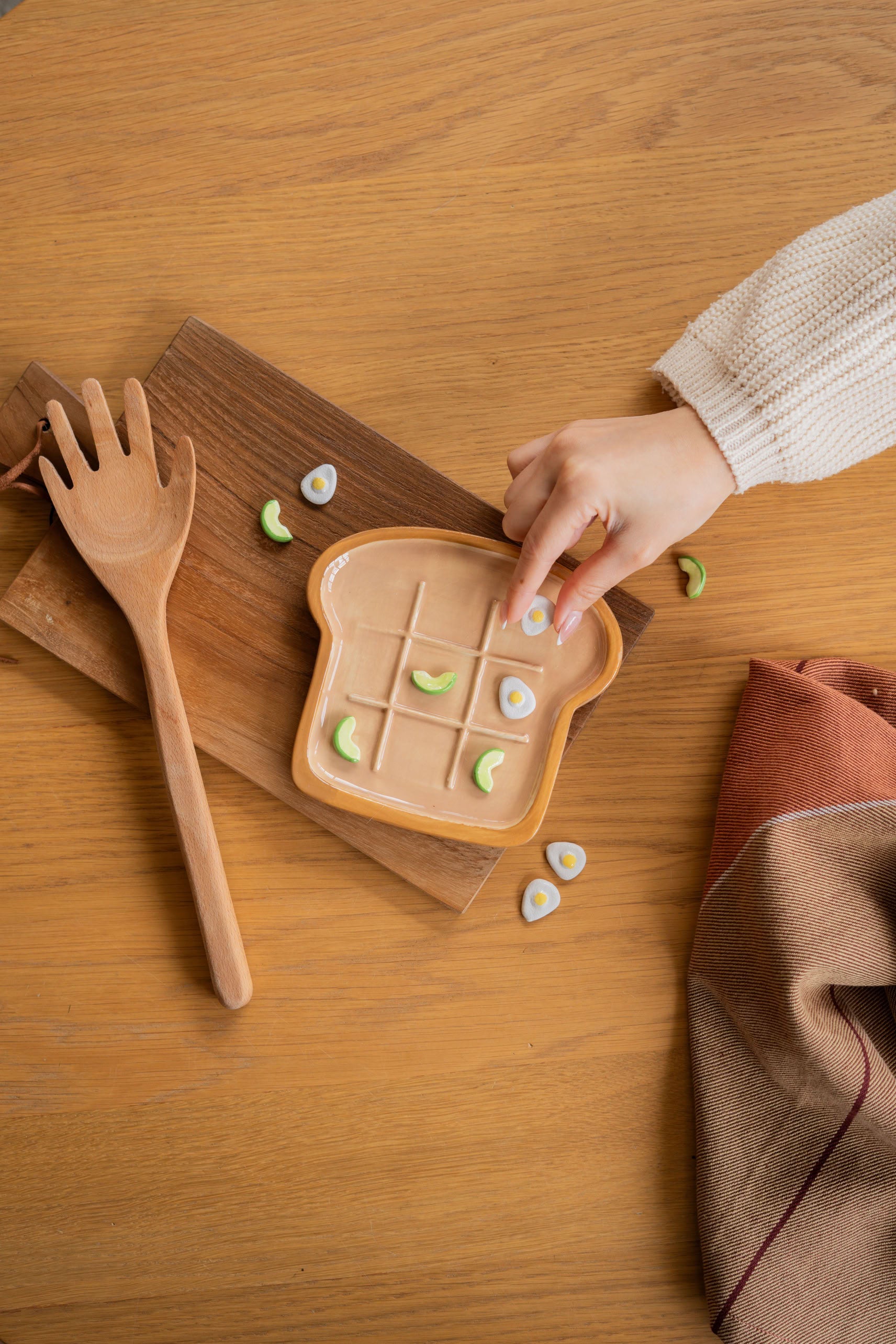 L'expressionist Avocado & Egg Tic Tac Toe