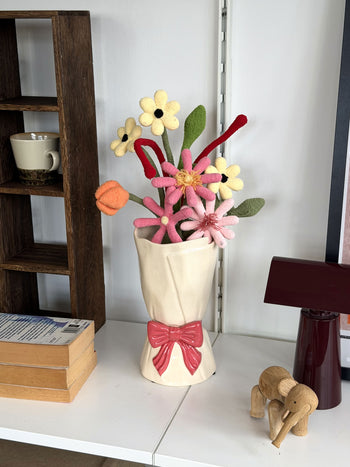 L'expressionist Bouquet of Bow Vase