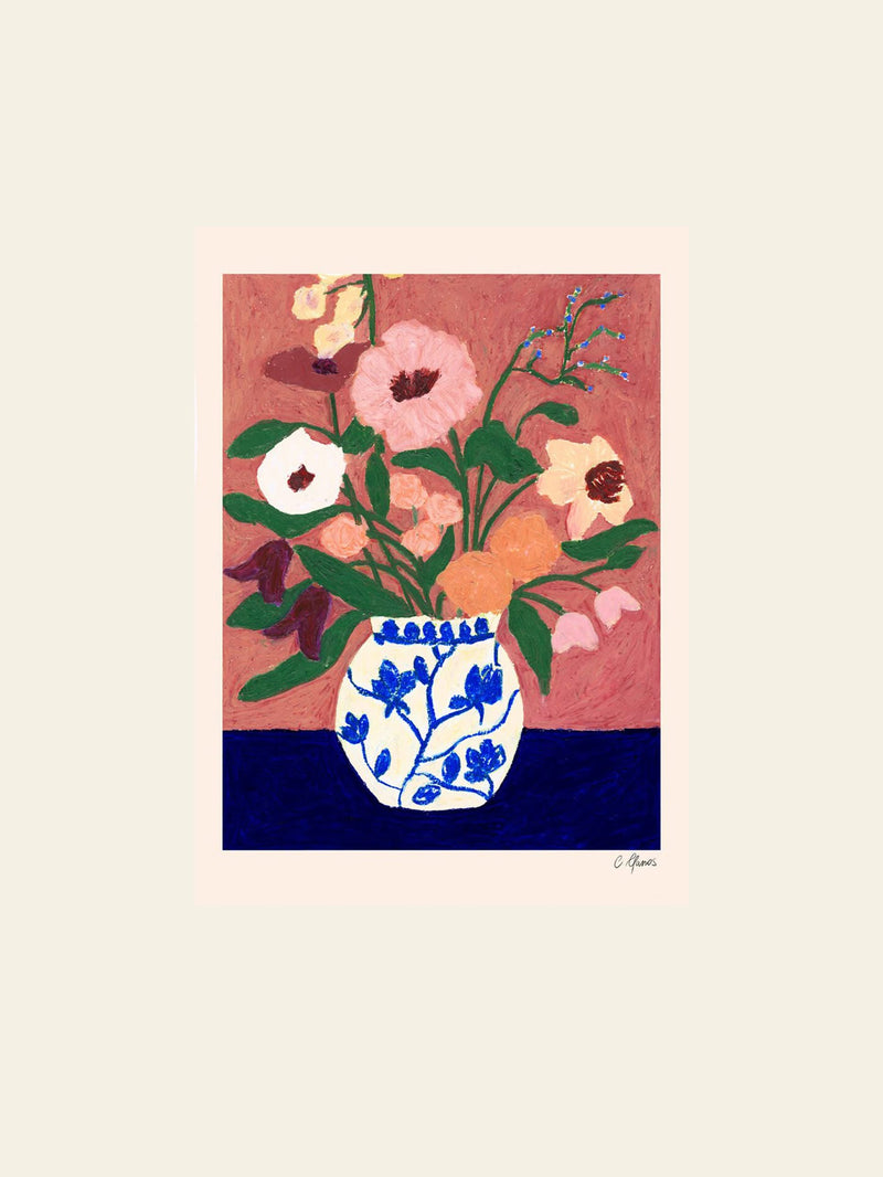 The Poster Club Carla Llanos - 蓝色桌上的花朵 (30x40) - 海报