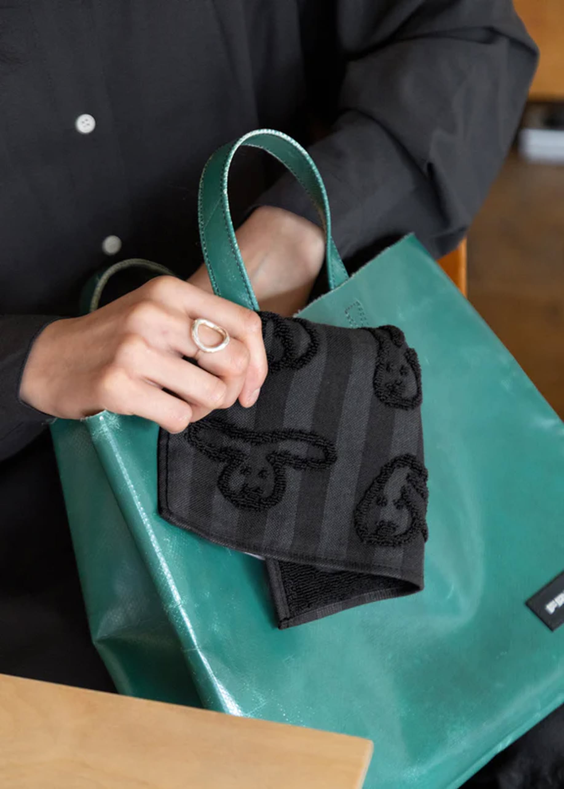 WARMGREY TAIL Bunny Bunny Hand Cloth Black