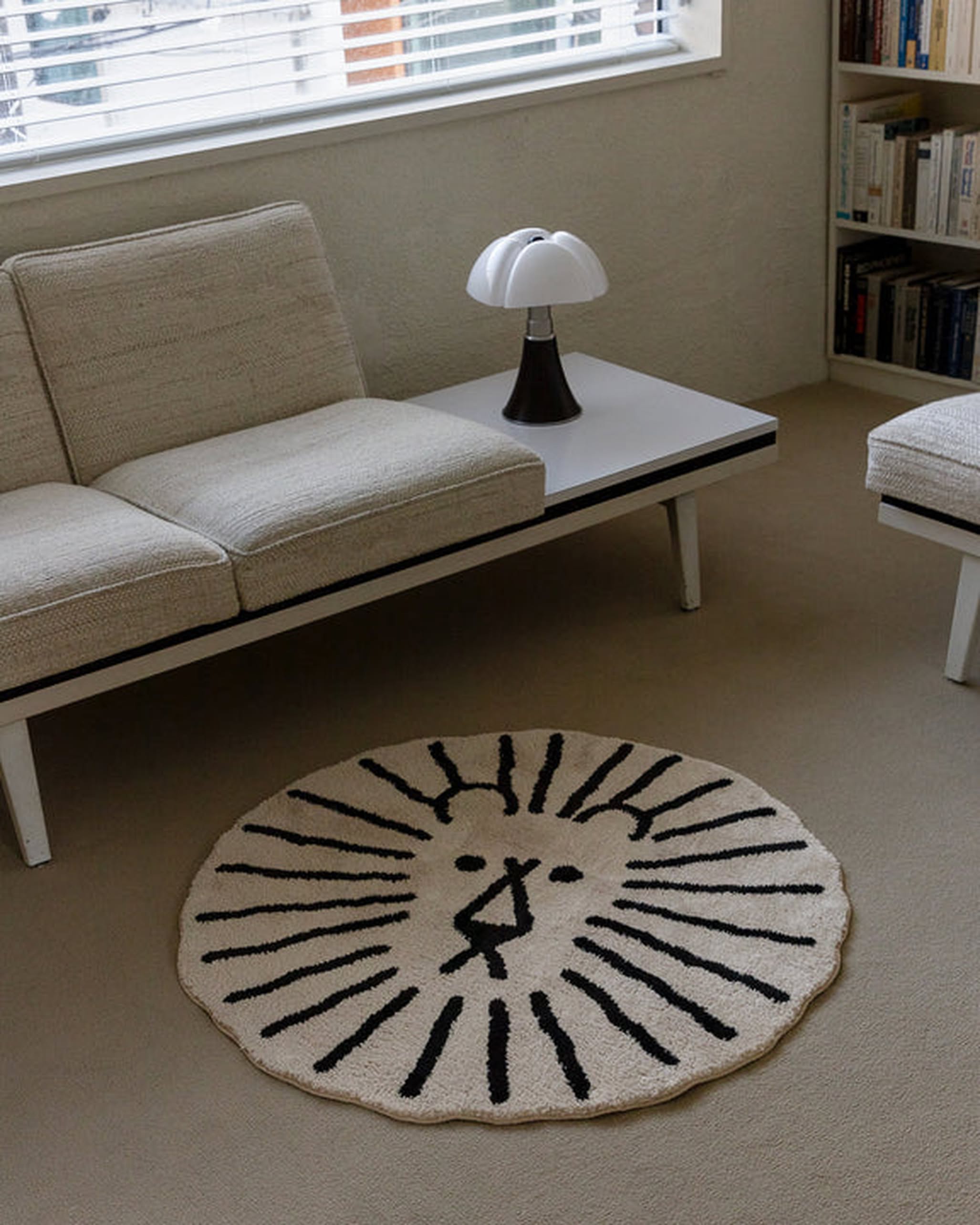 WARMGREY TAIL Lion Rug - Black Line On Ivory