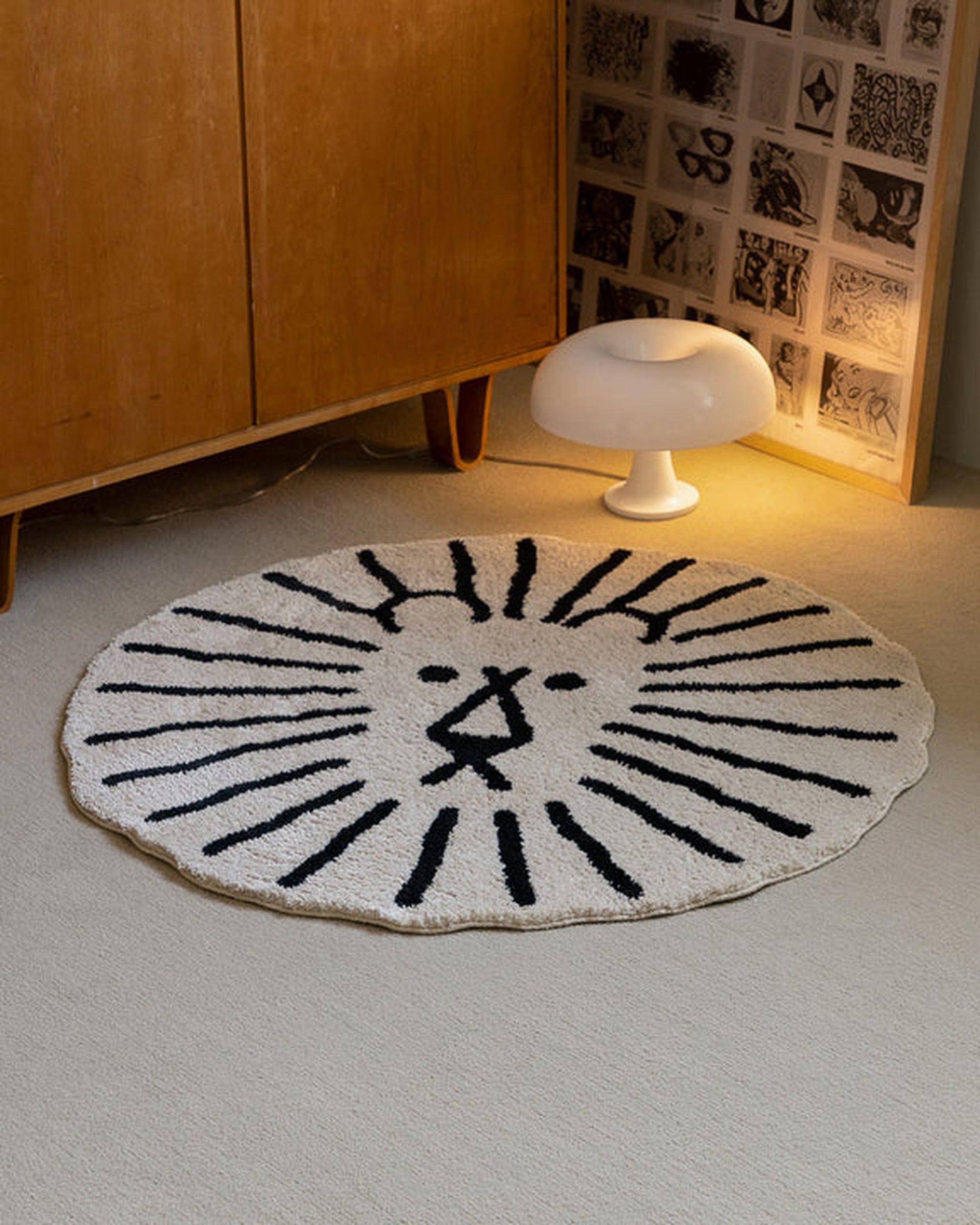 WARMGREY TAIL Lion Rug Black Line On Ivory